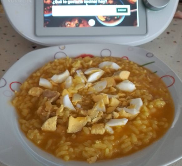 Arroz amarillo con pollo y huevo duro