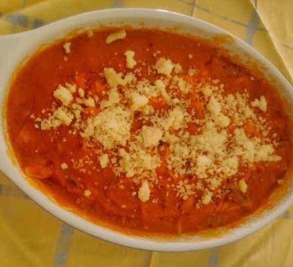Hélices con tomate, berenjena y jamón